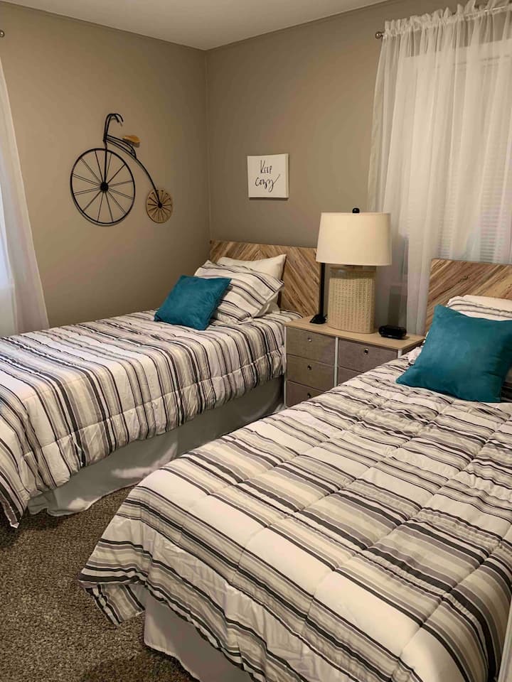 מזרני XL זוגיים לנוסע הגבוה יותר. מזרנים ומצעים חדשים לגמרי שיקלקלו את האורחים שלנו.