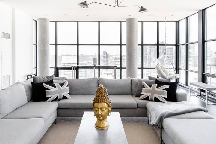 Corner Penthouse with Skyline and Lake View!