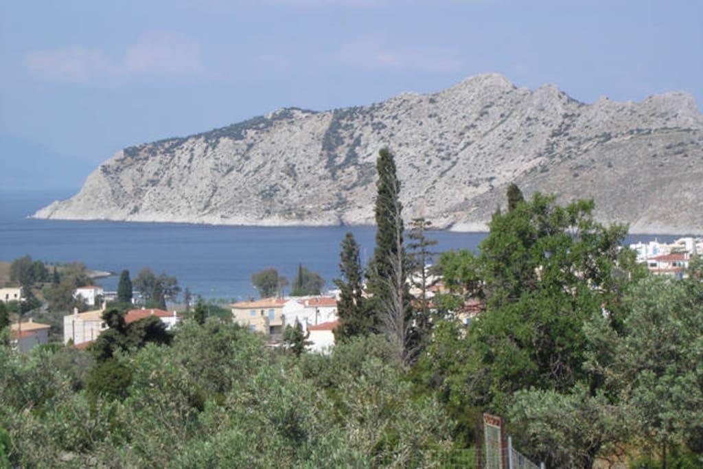 Vue sur l'îlot de Moni et la mer, depuis la terrasse de "To Spitaki" ("La Petite Maison").