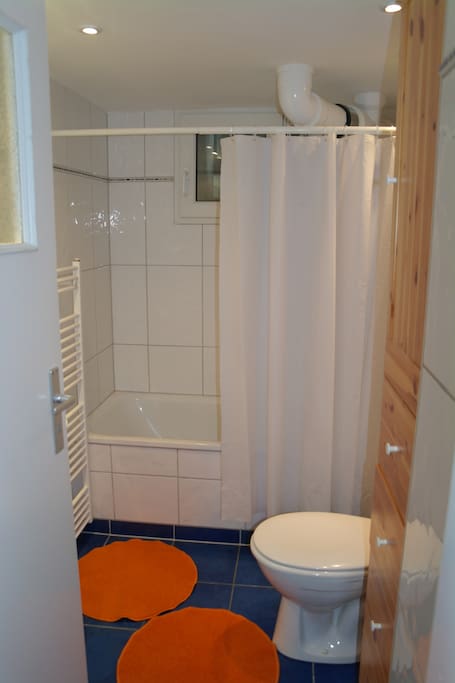Badezimmer mit Badewanne, Waschbecken und WC