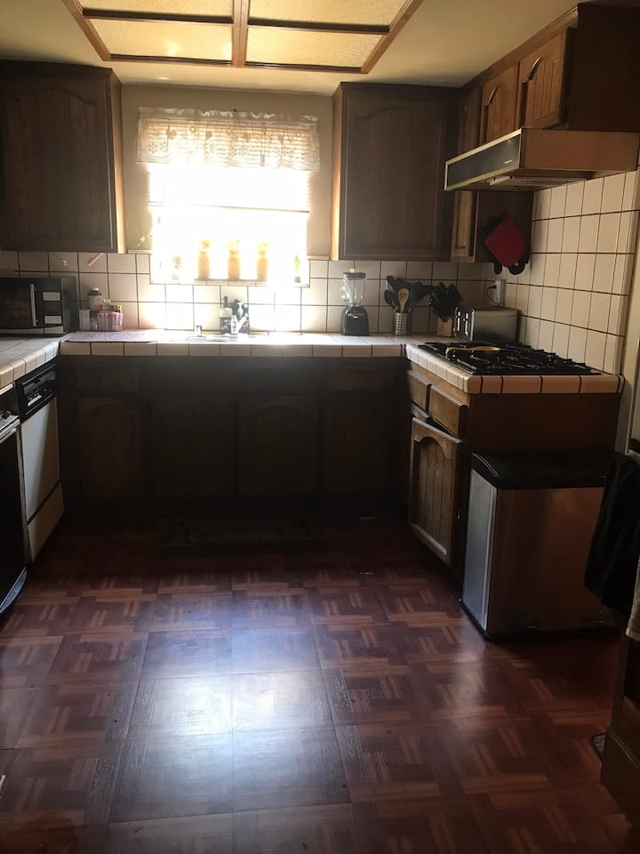 Family Home Near Lax & 405 Frwy - Manhattan Beach, CA