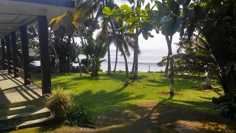 Large villa in Kribi, a short walk to the beach!