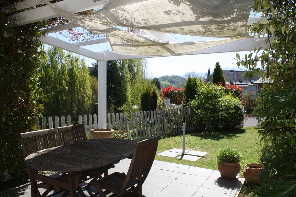 La terrasse sous pergola