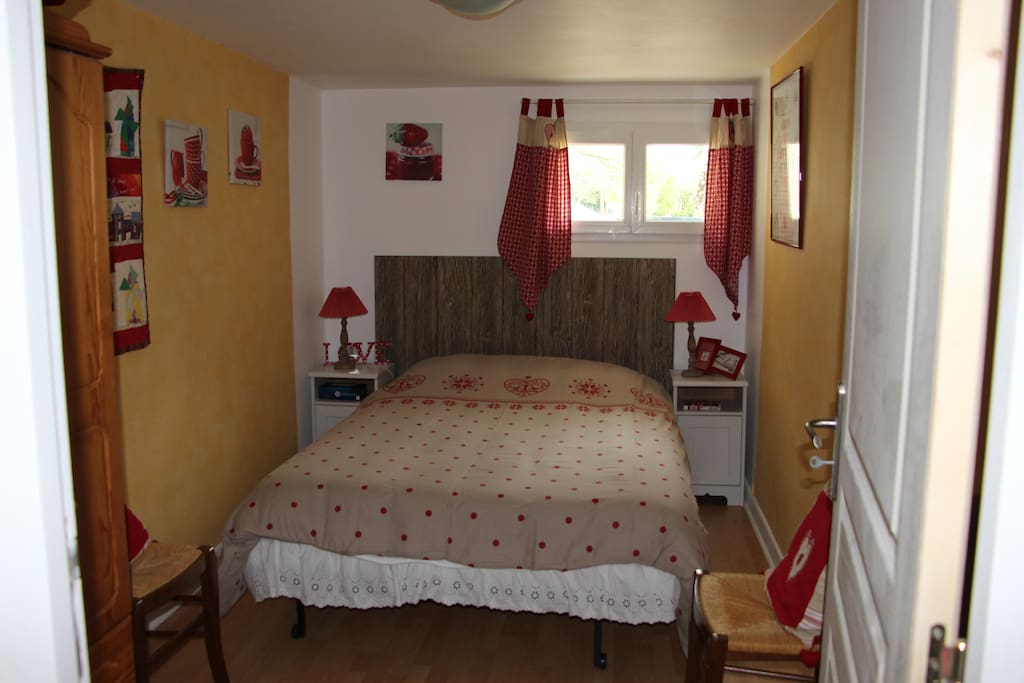 Chambre calme et cosy, à l'écart des autres pièces de la maison.