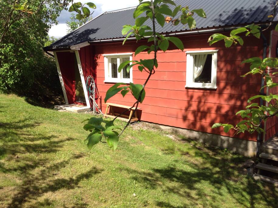 Hytta har ikke innlagt vann, men utekran.