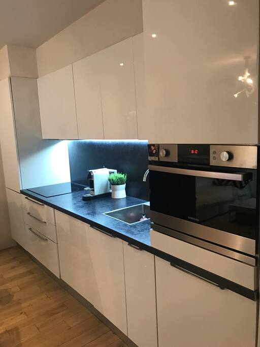Cuisine tout équipée, lave-vaisselle, lave linge, four combi, Nespresso...