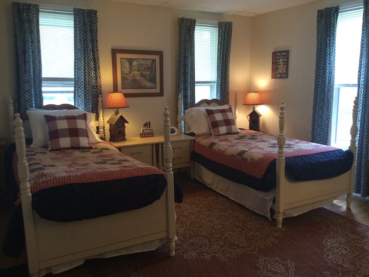 Second bedroom. Americana theme.