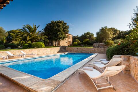 Charming villa with tennis court, center of the island