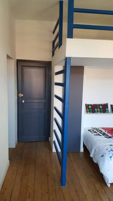L'entrée du studio, en retrait de l'espace de vie