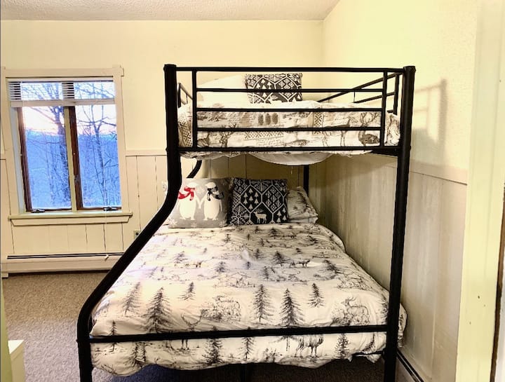 ห้องนอน 2 เตียง - ด้านล่างเต็มและเตียงแฝดด้านบน