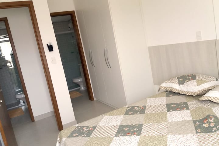 Chumba, chenye makufuli, bafu na kiyoyozi.