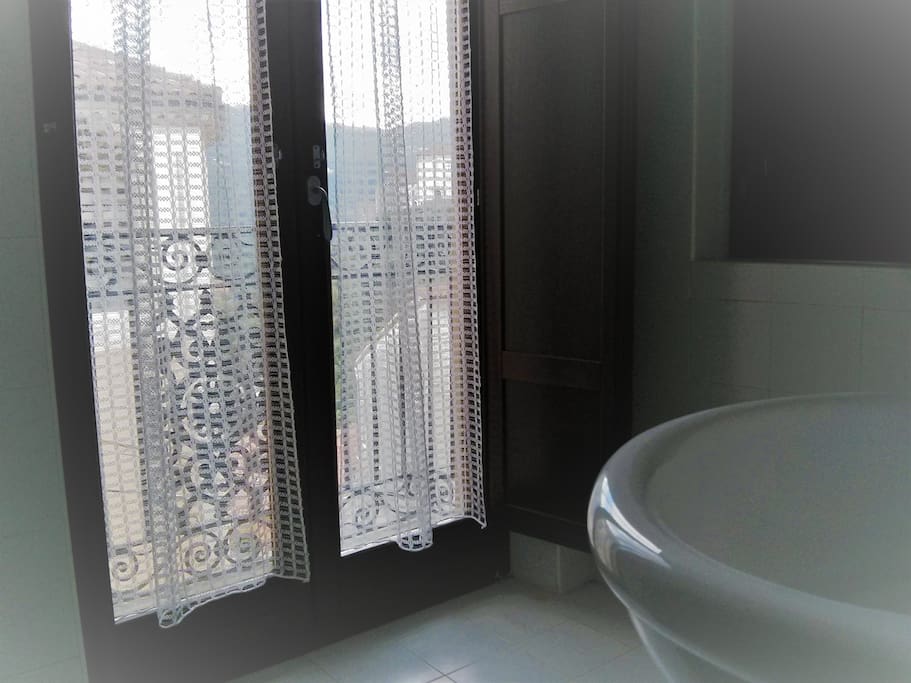 Bathroom with shower (Bagno con piatto doccia)