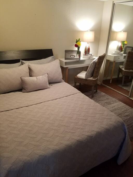 Queen bed
Writing/computer desk