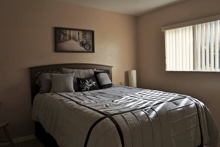Segundo dormitorio con una cama Queensize/ Schlafzimmer II MIT Queensize-Bett