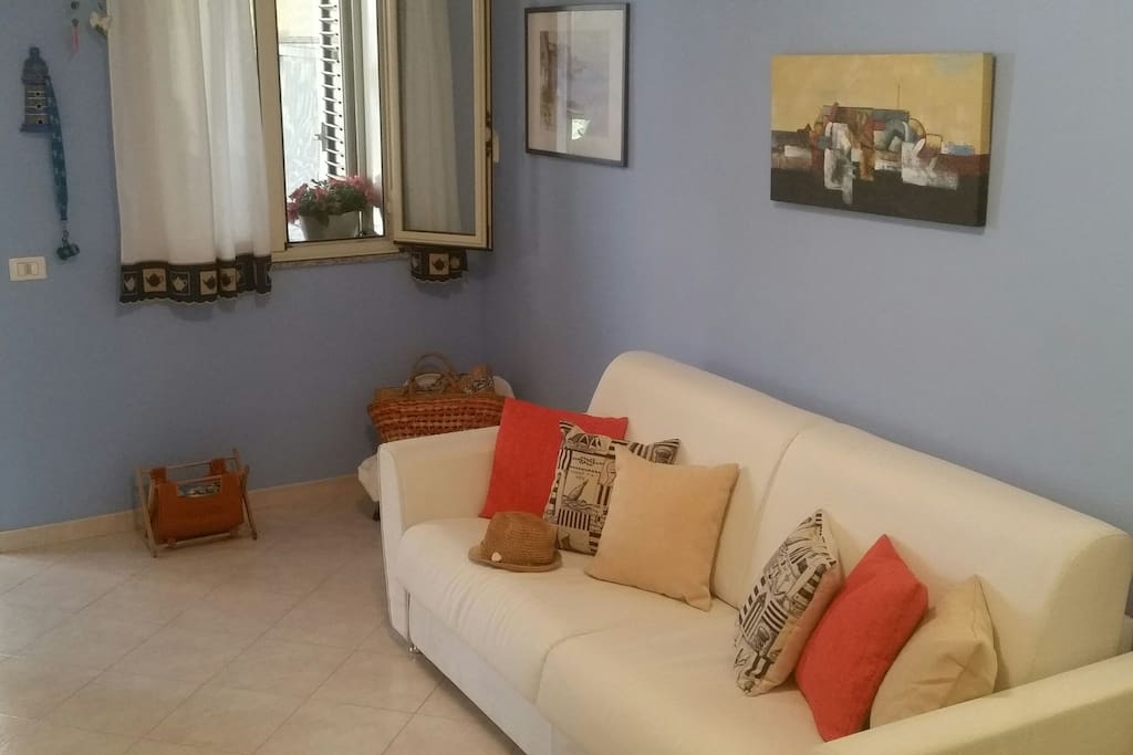 Comodo divano per il tuo relax pomeridiano