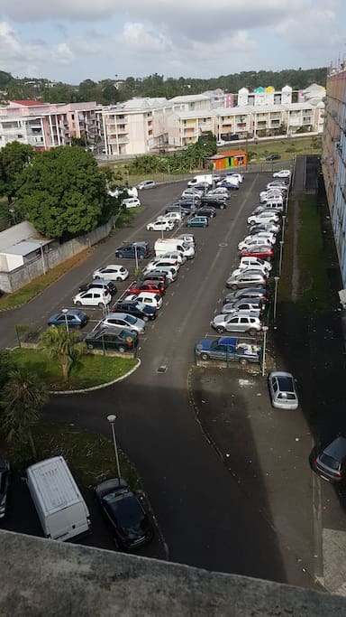 Parking gratuit au pied de l'immeuble.