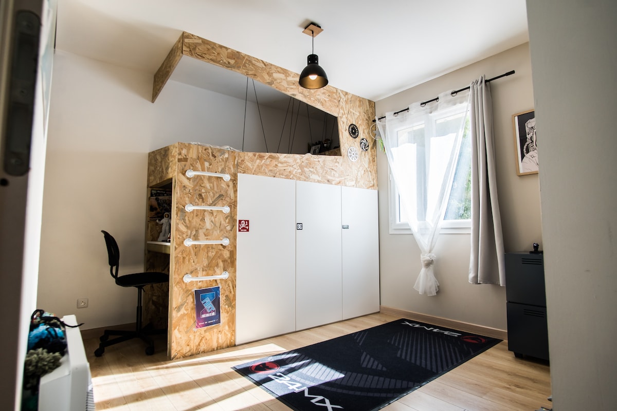 Dhomë fëmijësh 2 me krevat të mesëm 