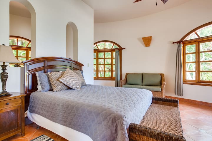 Downstairs suite 3 with queen bed, trundle bed (two twins) and private bathroom.