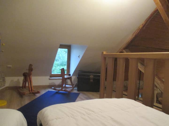 חדר שינה בקומת ביניים 2 מיטות