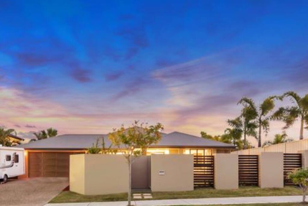 52 Billinghurst Cresent