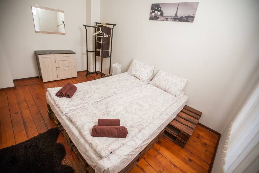 Bedroom 1 with queen bed and cofortable memory foam mattress!