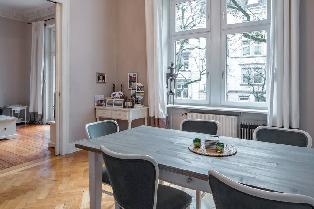 Large table to eat and/or work