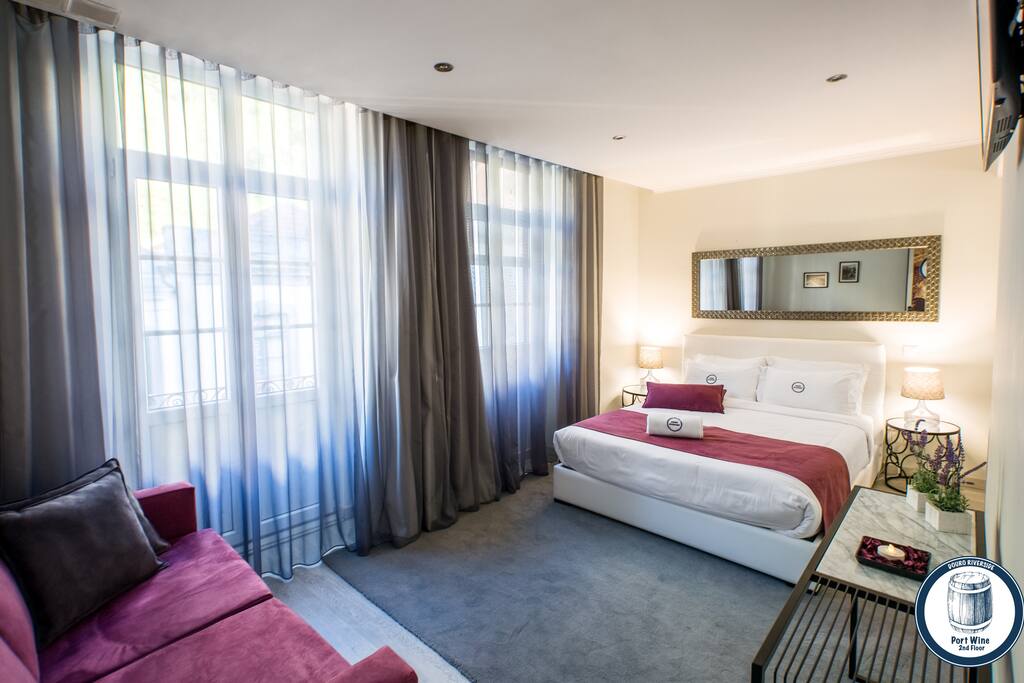 Bedroom with a queen size bed and comfy bed linens