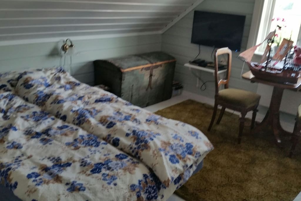 Bedroom upstairs whit view to the sea.