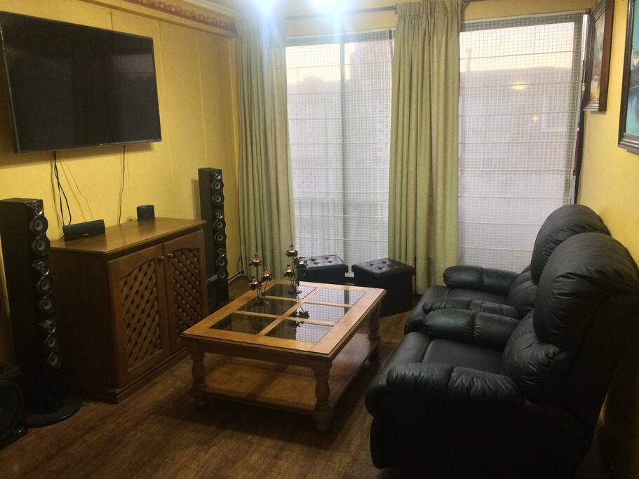 Sala de estar. Tv satélite y cómodos sofá