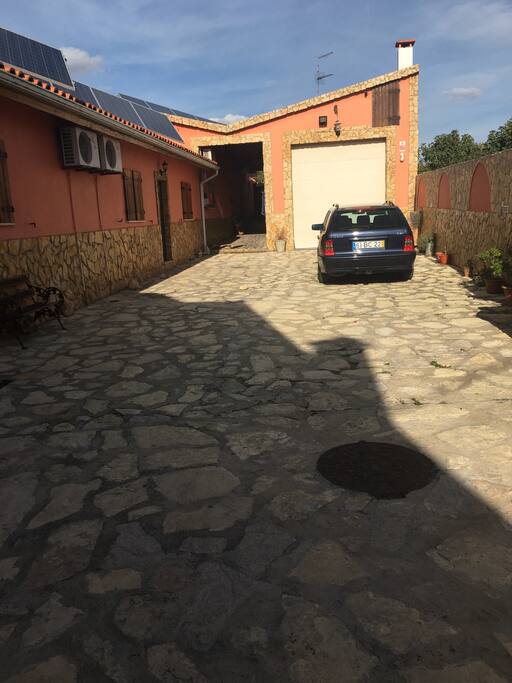 Estacionnamento para 4 Carros frente a casa e fechado por um portao