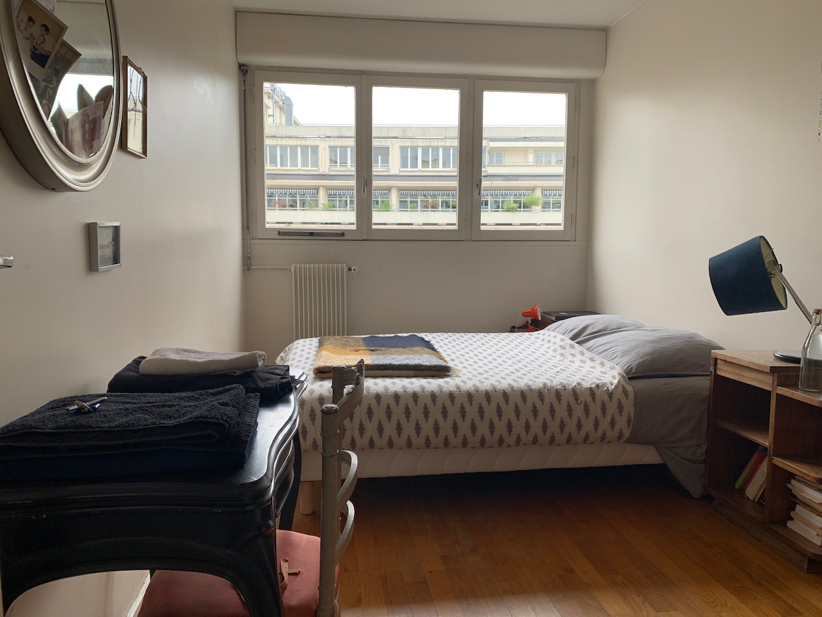 Chumba cha kujitegemea kilicho na uhifadhi mpana wa mizigo na nguo zako. 
Dirisha linaangalia bustani, utafurahia utulivu kamili na ikiwa una bahati, ndege nyakati za asubuhi. 