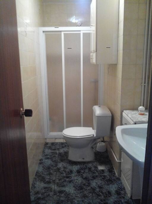 dispone de baño con pie de ducha
