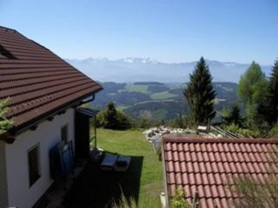 Unser ganzjährig geöffnetes Ferienhaus liegt in 1300 Meter Seehöhe in herrlicher, ruhiger Lage und Ausicht in die umliegende Bergwelt, im sonnigsten Gebiet Österreichs.. Ganzjährig mit Pkw erreichbar.