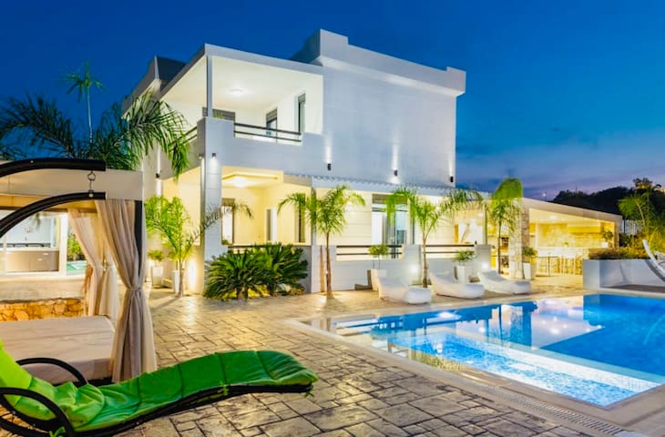 Villa Green Diamond with Private Heated Pool