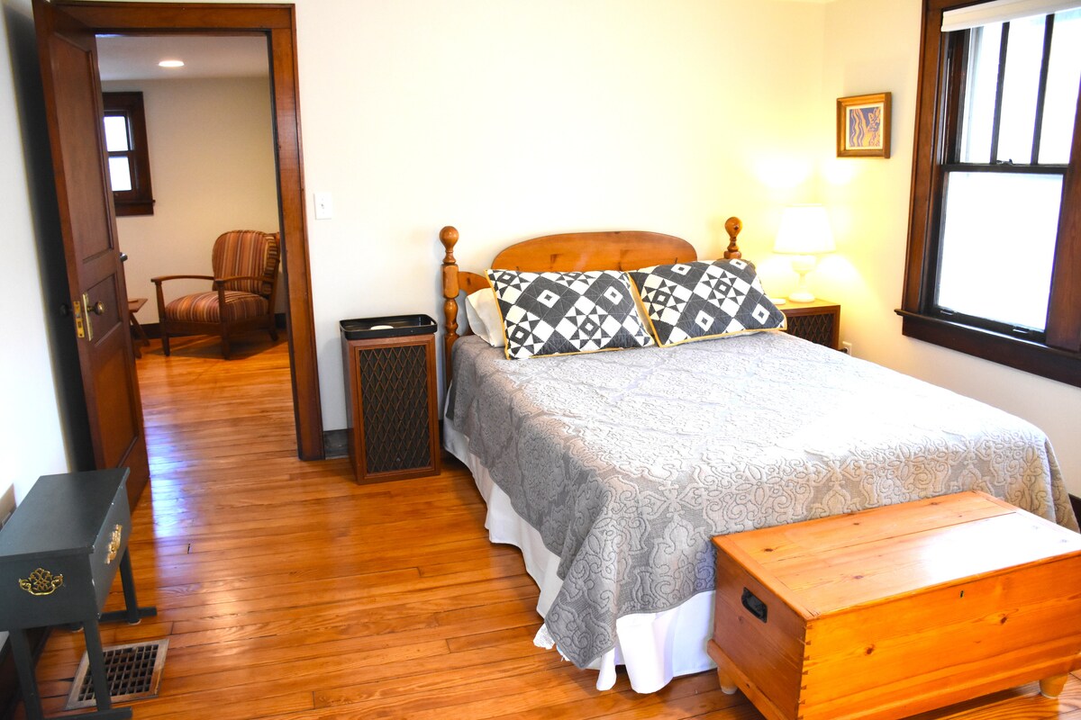 ห้องนอน 2 - เตียงควีนไซส์ + เตียงเดี่ยว