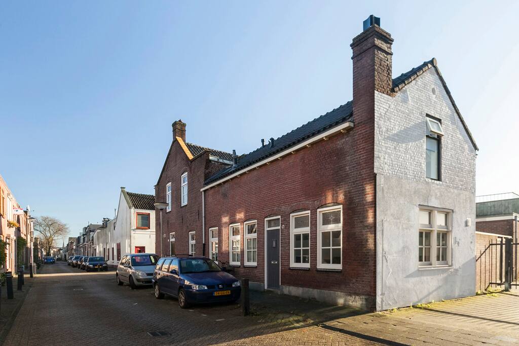 Situated in a nice neighborhood in city center. 5 min walk to shopping and theater area. 10 min walk to Central Station. 10 min by bike to University.