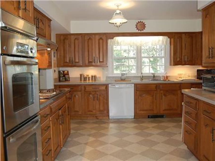 large gourmet kitchen, recently installed appliances, fully equipped