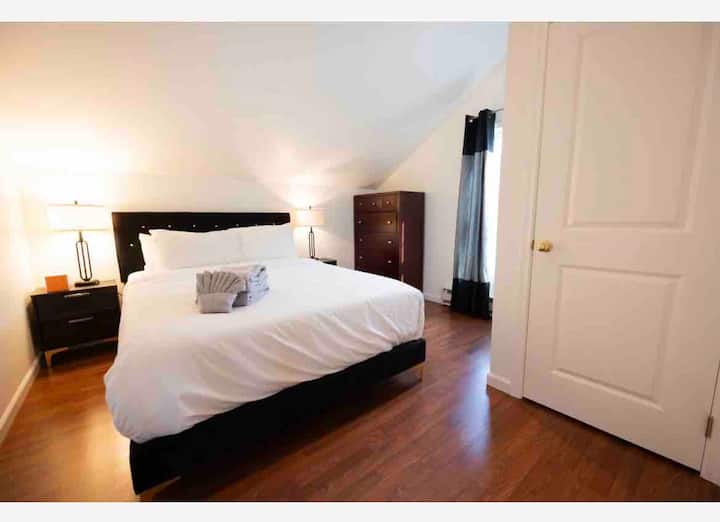 Suita e apartamentit të vizitorëve: dhoma e 6-të e gjumit me krevat dopio "queen".