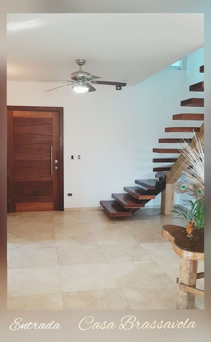 La entrada principal está justo a la par de las gradas para acceder al segundo nivel: las habitaciones