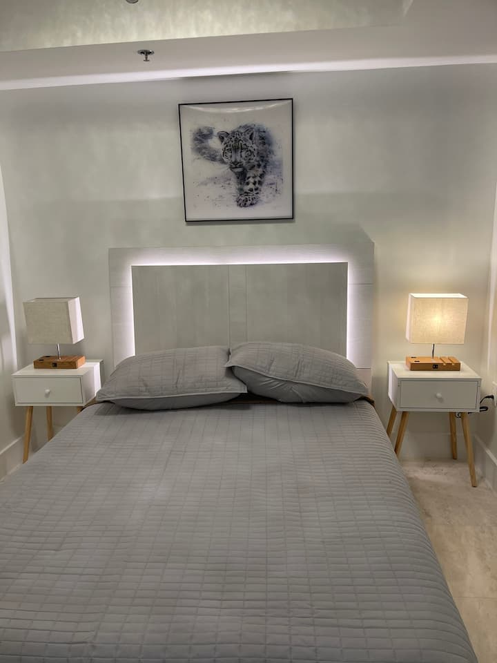 Საძინებელი 4
FULL ზომის საწოლით
Led Light-ის თავსაბურავით 