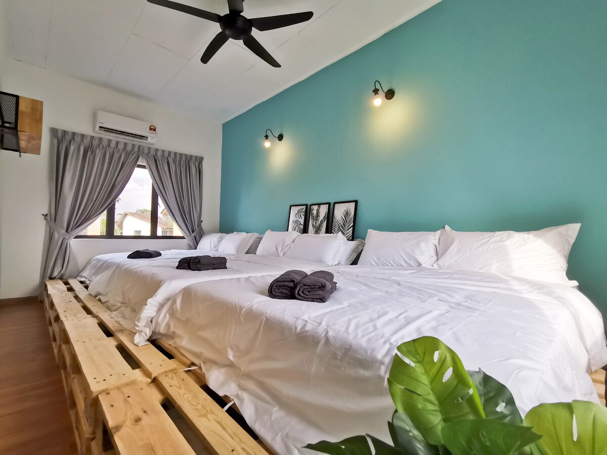 Interior de la habitación 5: 3 camas tamaño queen. 