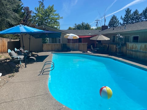 Swimming Pool! Large TVs, Spa, for Family or Crew