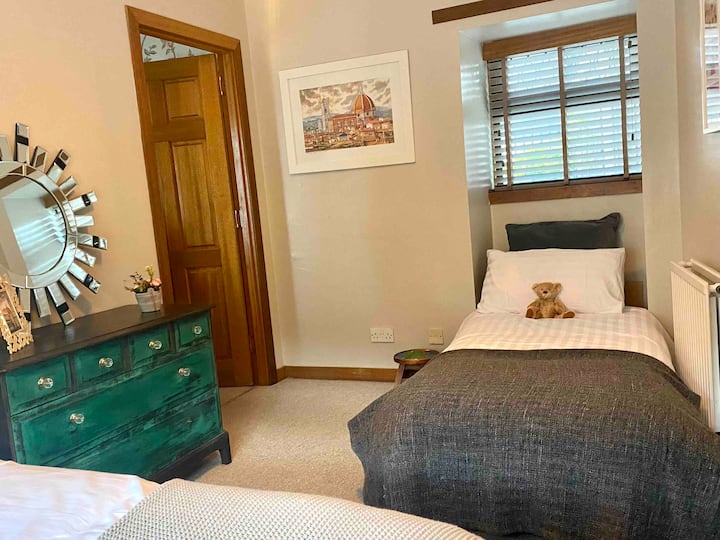 Bedroom with 2 single beds 