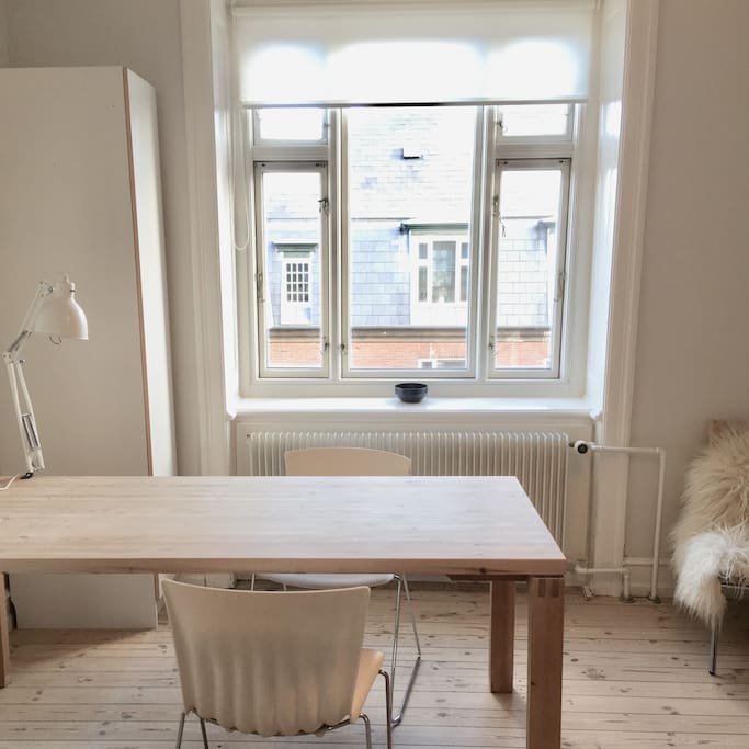 Værelset med stort arbejds-/spisebord (80x180)