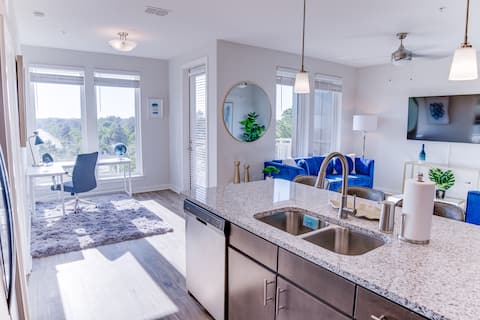 Top floor modern getaway w/resort amenities!