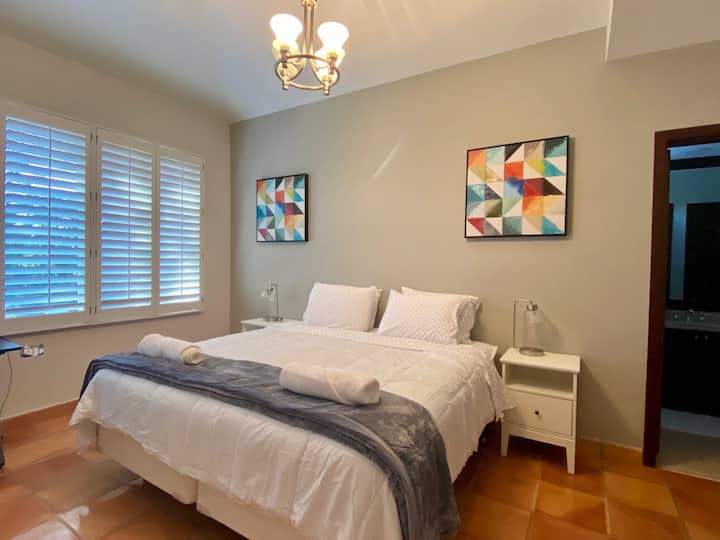 חדר שינה שני: צמוד: מיטה זוגית; ספה בצורת L (ללא דלתות - תוכנית פתוחה)
