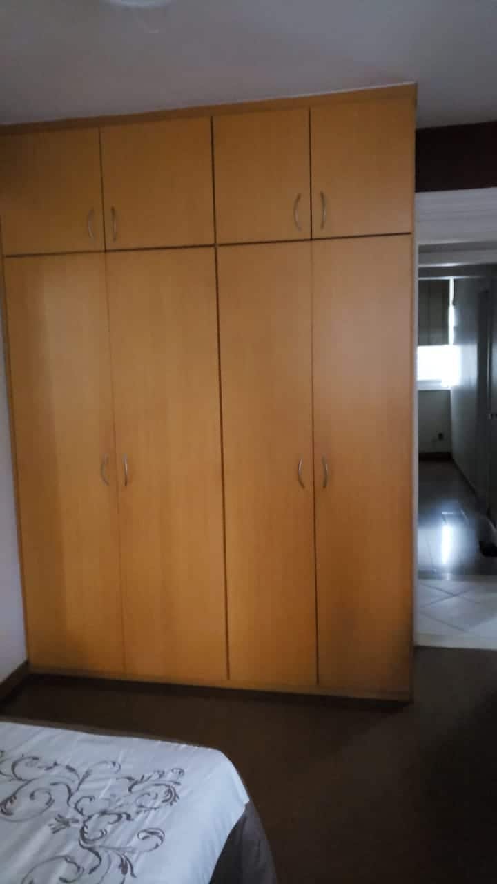 Гардероб в спалнята с единично легло.