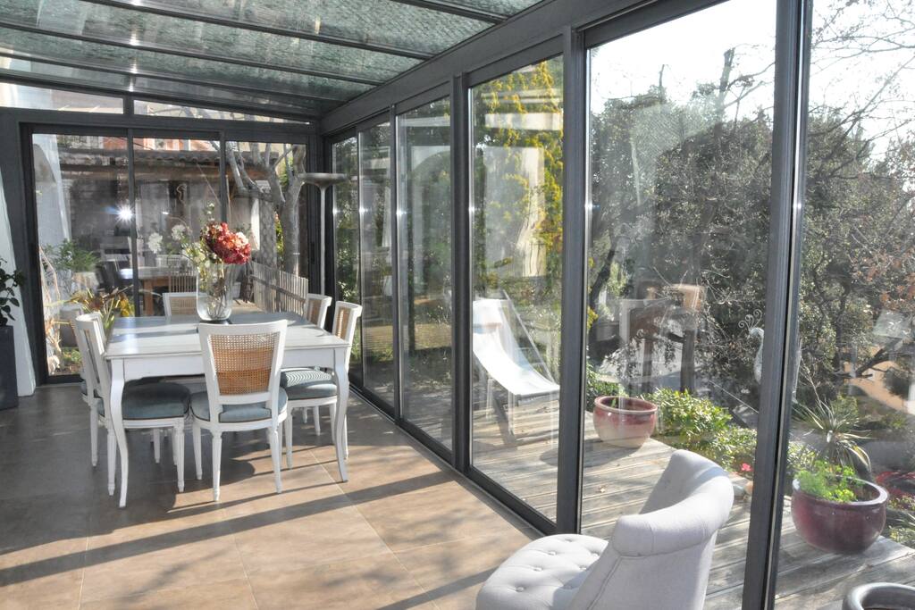 Espace clair et convivial s'ouvrant totalement sur les extérieurs avec vue dominante