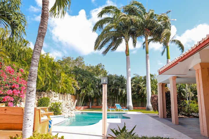 Three Palm Villa With Swimming Pool - Caribe