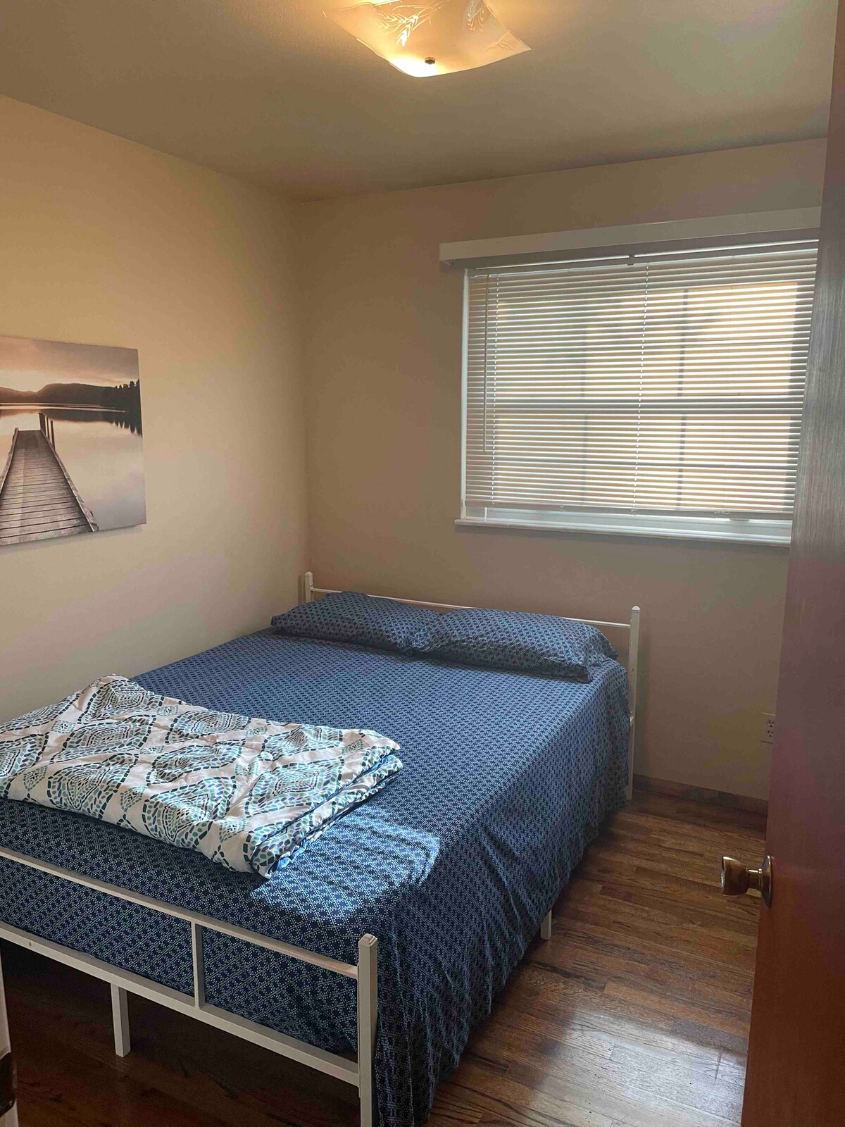 Dormitorio 3. Cama tamaño queen.